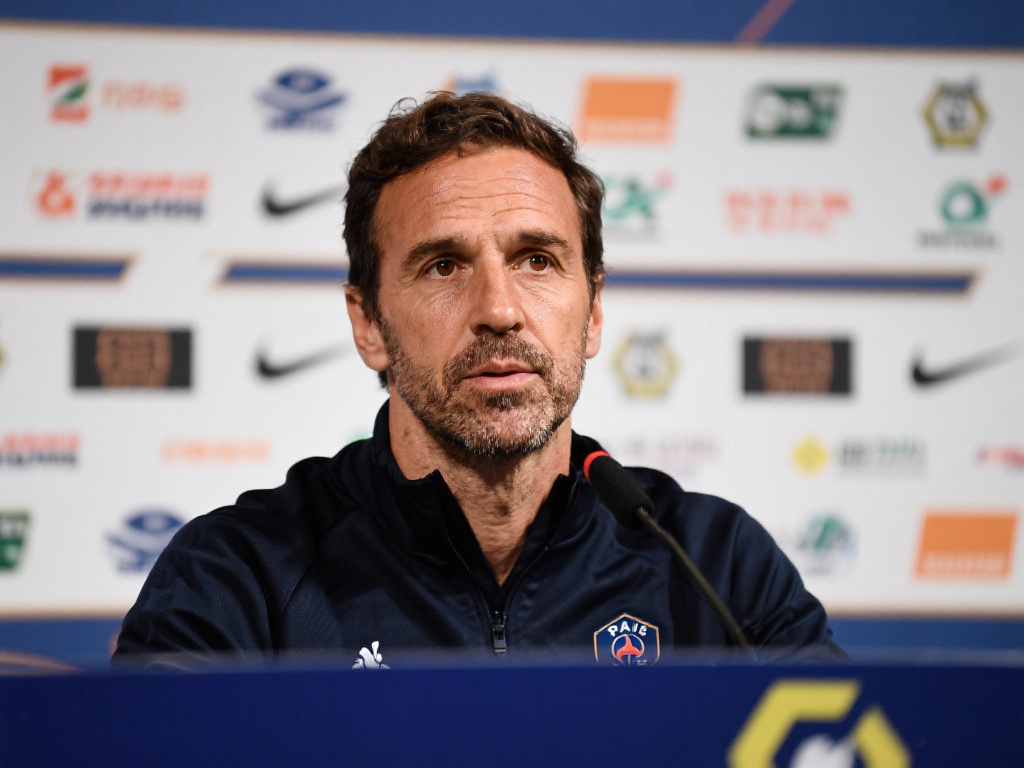 他用实际行 他用实际行